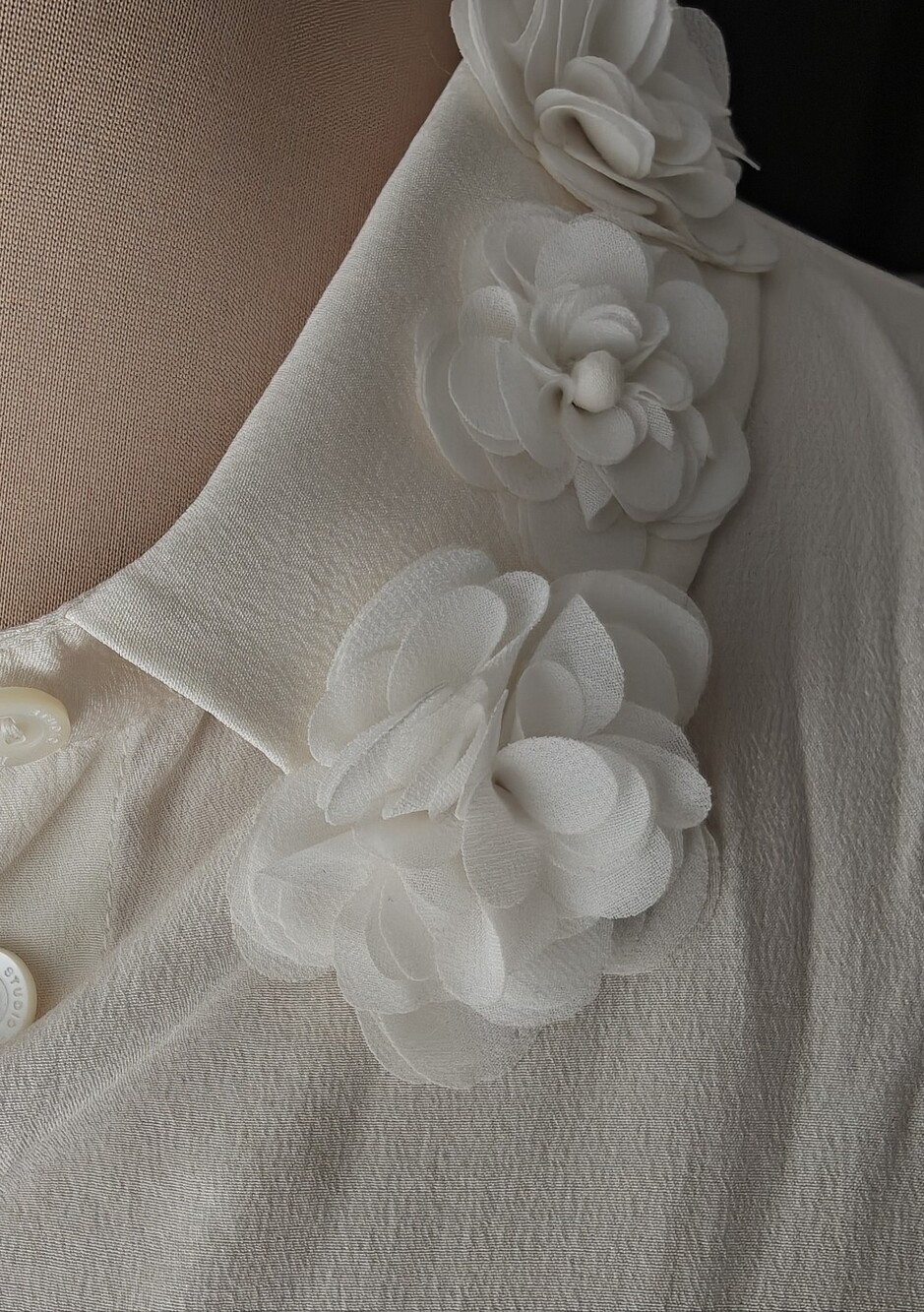 New MaxMara Cream Silk Button-Up Blouse w/ 3D Floral Collar - Picture 4 of 12